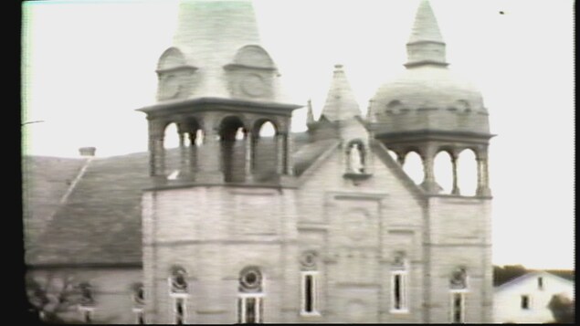 Image en noir et blanc du devant de l'église. Image en noir et blanc du devant de l'église.