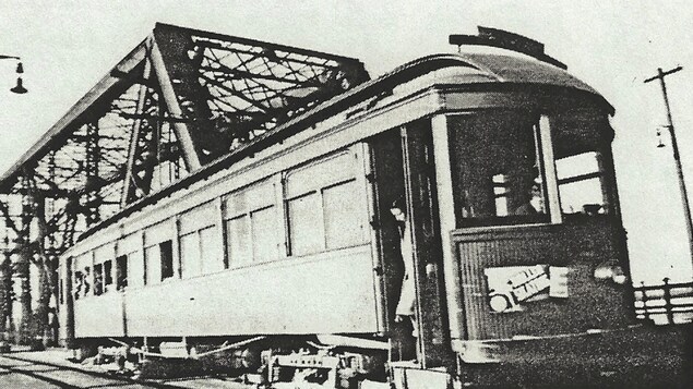 Photo d'archives montrant un tramway traversant un pont. Photo d'archives montrant un tramway traversant un pont.