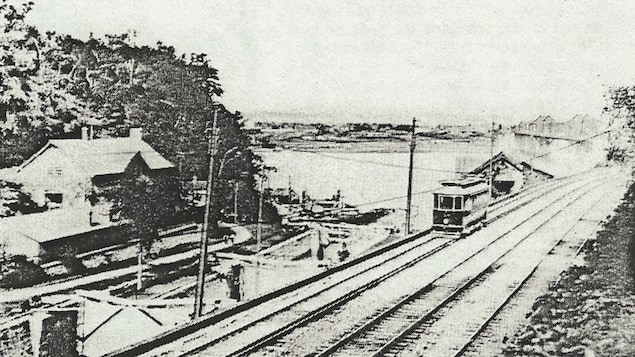 Photo d'archives montrant un tramway de loin sur des rails près de la rivière des Outaouais. Photo d'archives montrant un tramway de loin sur des rails près de la rivière des Outaouais.