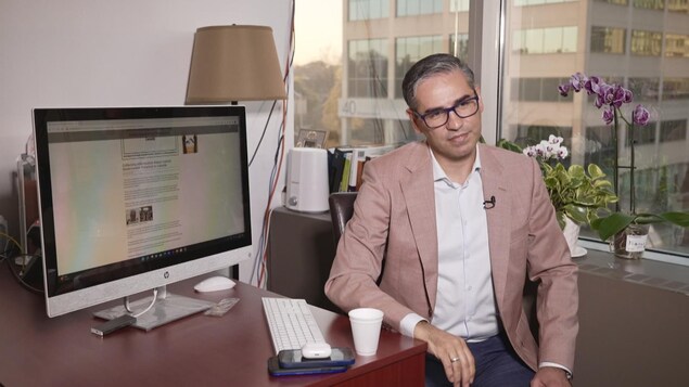 Ardeshir Zarezadeh assis à son bureau.