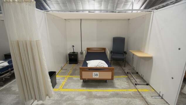 Radio-Canada / Ivanoh Demers
Le CISSS de Laval organise une visite à l'aréna Cartier où on s’apprête à ouvrir un site d'hébergement non traditionnel de 50 places pour des patients COVID.
Photo prise à l’aréna Cartier à Laval, Québec, Canada
Sur la photo:
Le 23 Octobre 2020 2020/10/23