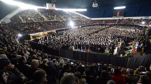 L'aréna Maurice-Richard à Montréal est bondé, lors de la cérémonie funéraire pour trois des six victimes de l'attentat de Québec.