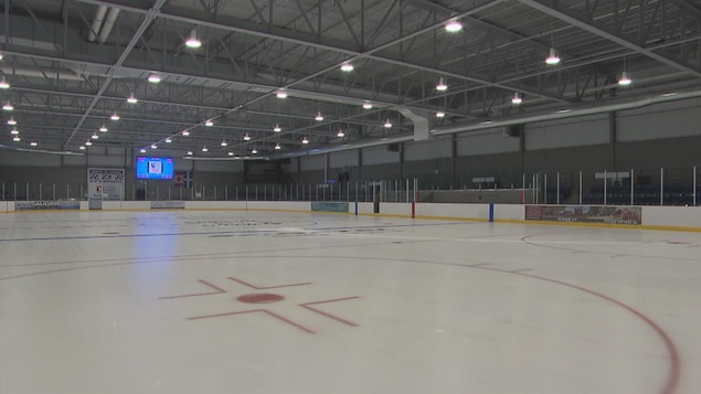 Patinoire vide dans un aréna vide.