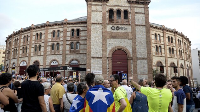 Des indépendantistes catalans sont rassemblés devant l'arène de Tarragone, où la campagne pour le « oui » sera officiellement lancée jeudi soir.