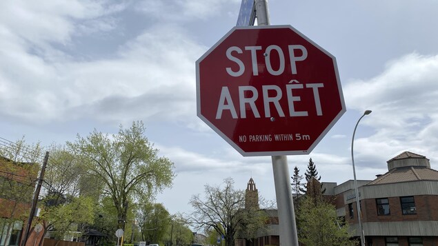 Un panneau arrêt-stop.