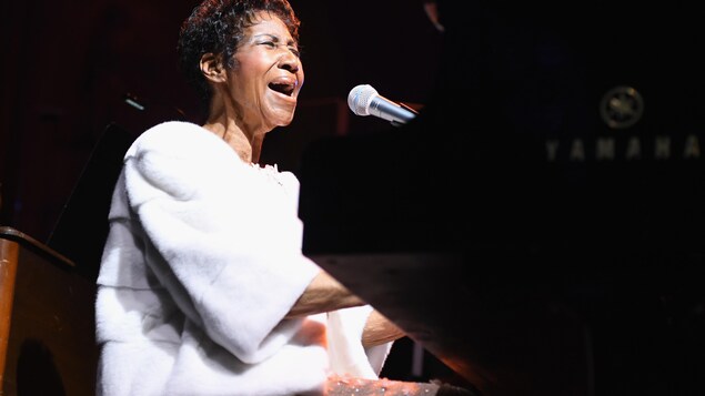 L'artiste chante et s'accompagne au piano. L'artiste chante et s'accompagne au piano.