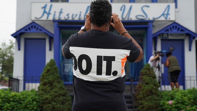 Un homme prend une photo du Musée Motown sur lequel est écrit « Hitsville USA ». Un homme prend une photo du Musée Motown sur lequel est écrit « Hitsville USA ».