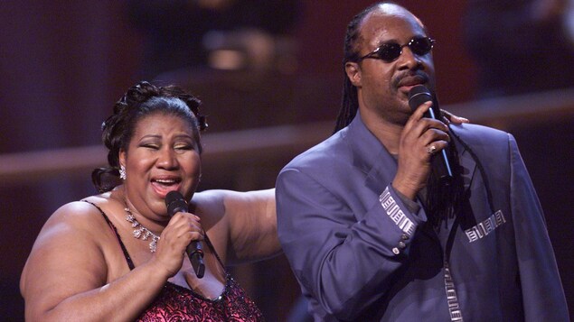 Aretha Franklin tient Stevie Wonder par l'épaule alors que les deux artistes chantent lors d'un concert en 2001 à New York. Aretha Franklin tient Stevie Wonder par l'épaule alors que les deux artistes chantent lors d'un concert en 2001 à New York.