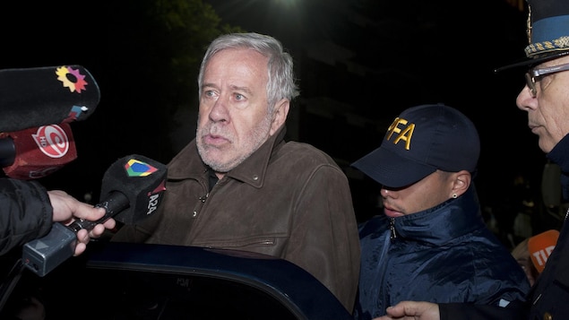 L'homme d'affaires argentin Gerardo Ferreyra est emmené en cour par la police. L'homme d'affaires argentin Gerardo Ferreyra est emmené en cour par la police.