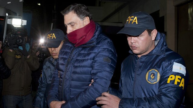 L'homme d'affaires argentin Javier Sanchez Caballero est interpellé par la police. L'homme d'affaires argentin Javier Sanchez Caballero est interpellé par la police.