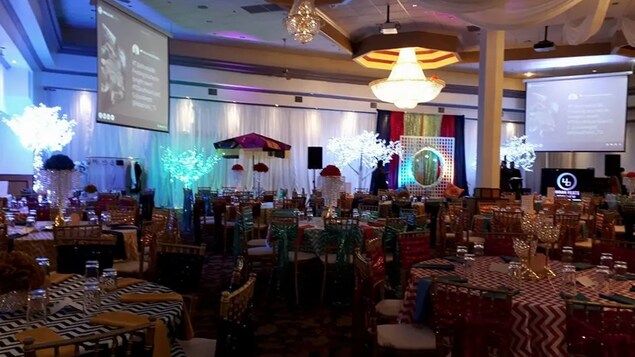 Une salle de banquet prête à accueillir des invités.