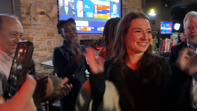 Ariane Boyer est applaudie par des militants péquistes.