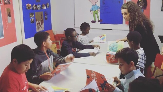 Des jeunes qui ont participé au projet et qui découvrent le résultat final. Des jeunes qui ont participé au projet et qui découvrent le résultat final.