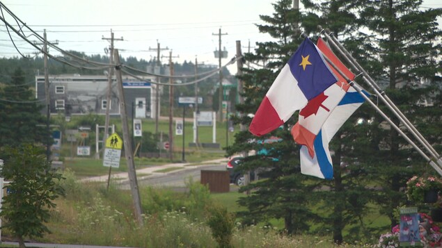 Un drapeau acadien, canadien et néo-écossais, à Arichat.