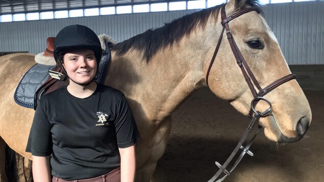 Arielle Sabourin pose devant son cheval, dans une écurie près de Saskatoon. Arielle Sabourin pose devant son cheval, dans une écurie près de Saskatoon.