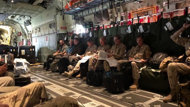 Des soldats canadiens dans un avion de transport. Des soldats canadiens dans un avion de transport.