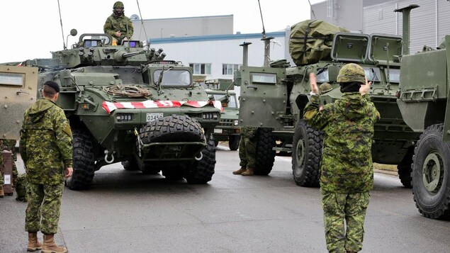 Les militaires se préparent à la base militaire de Valcartier.