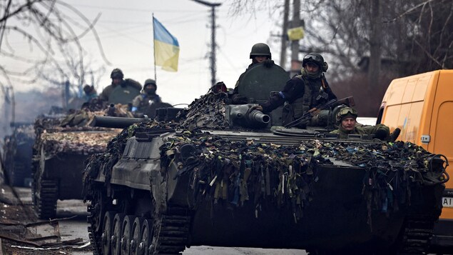 Des soldats ukrainiens à bord de leurs chars.