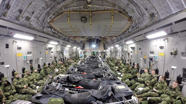 Soldados canadienses a bordo de un avión de transporte militar.