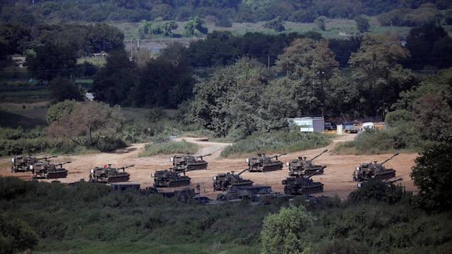 L'armée sud-coréenne a répliqué au tir nord-coréen en menant des exercices militaires près de la frontière entre les deux pays. L'armée sud-coréenne a répliqué au tir nord-coréen en menant des exercices militaires près de la frontière entre les deux pays.