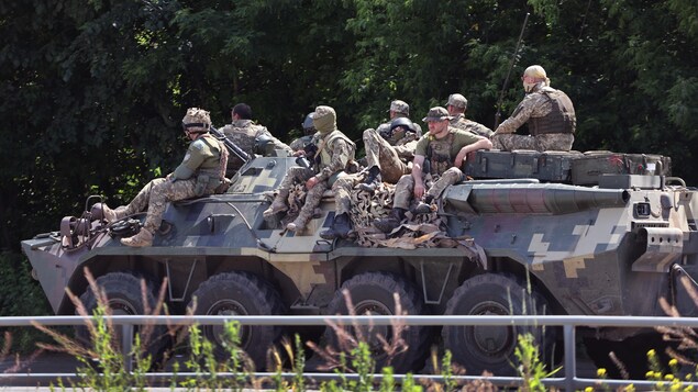 Des soldats ukrainiens, sur un blindé.