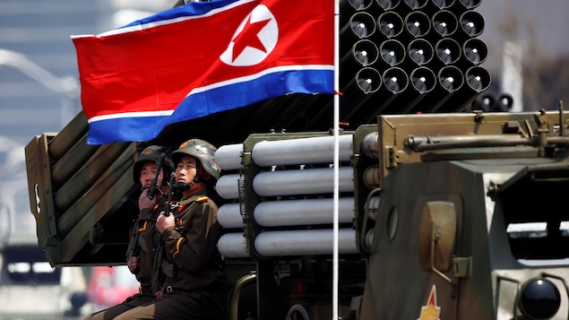Des soldats nord-coréens transportent des missiles et autres munitions. 