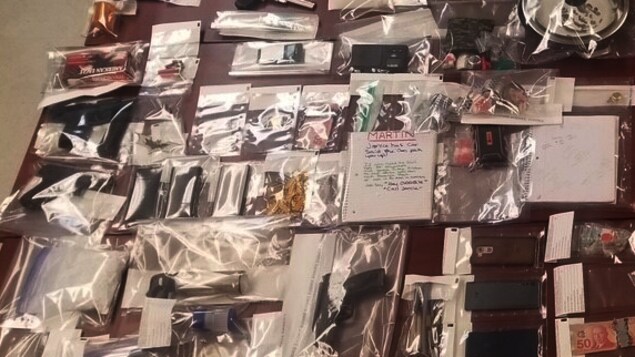 Les policiers ont saisi diverses drogues, des armes de poings et de l'argent liquide.