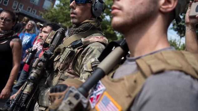Des suprémacistes blancs portent des armes à feu et des vêtements militaires lors des violences à Charlottesville le 12 août 2017