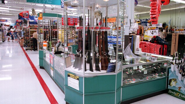 Des armes à feu vendues dans un magasin Walmart.