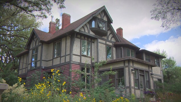 Une ancienne et grande maison.