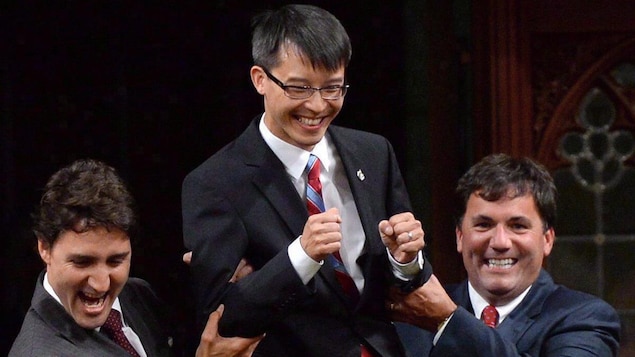 Le député Arnold Chan est soulevé par le chef du Parti libéral Justin Trudeau et le député Dominic LeBlanc, le 15 septembre 2014.