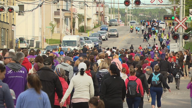Des marcheurs prennent d'assaut l'avenue de la Cathédrale à Rimouski.
