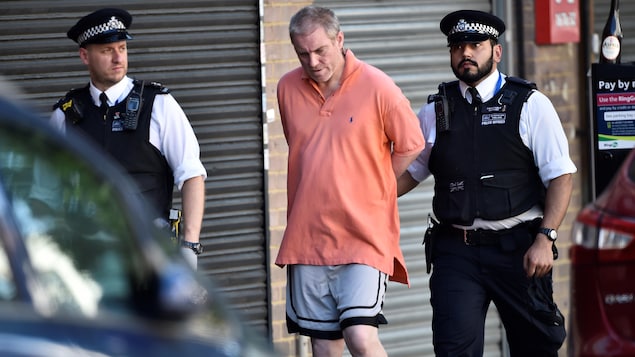 Un suspect arrêté par les policiers après l'attentat au camion mené contre la mosquée de Finsbury Park. Un suspect arrêté par les policiers après l'attentat au camion mené contre la mosquée de Finsbury Park.