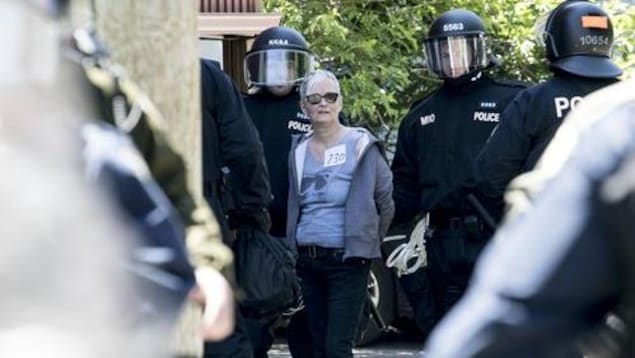 La femme est entourée de policiers dans le quartier Saint-Jean-Baptiste. La femme est entourée de policiers dans le quartier Saint-Jean-Baptiste.