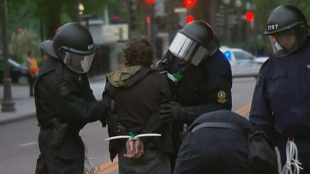 Un manifestant est arrêté pendant la manifestation dans le secteur de la Grande Allée. Un manifestant est arrêté pendant la manifestation dans le secteur de la Grande Allée.