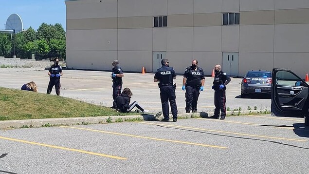 Plusieurs policiers dans un stationnement