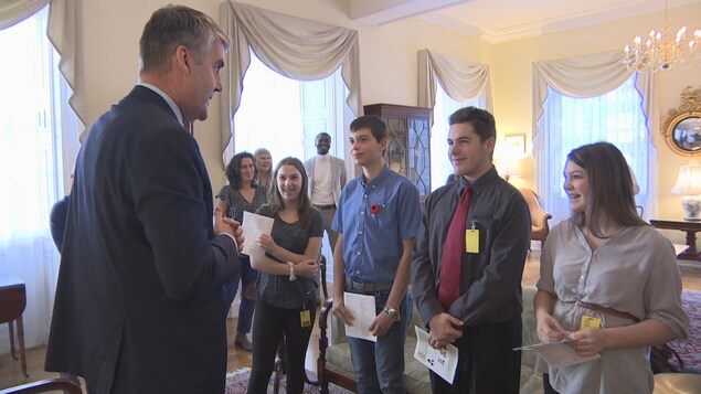 Le premier ministre de la Nouvelle-Écosse parle à quatre adolescents. 