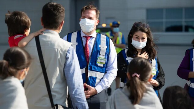 Le ministre de l'Immigration, Marco Mendicino, reçoit un groupe de réfugiés afghans.