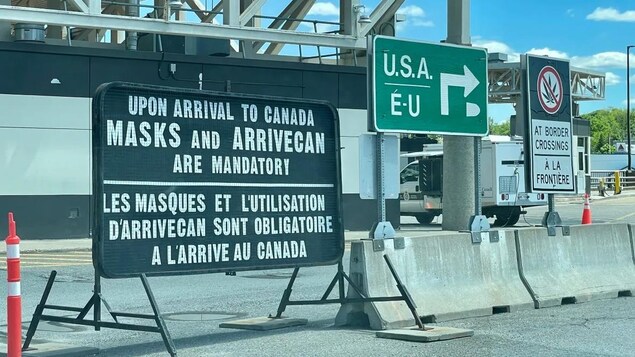 Des panneaux à la frontière entre le Canada et les États-Unis.