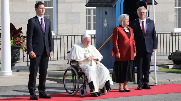 Le premier ministre, le pape, la gouverneure générale et son mari Whit Fraser côte à côte devant l'entrée de la Citadelle.