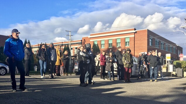 Journalistes, curieux et proches d'Ophélie Martin-Cyr ont fait le pied de grue à l'extérieur avant l'arrivée des deux présumés meurtriers de la jeunes femme. Journalistes, curieux et proches d'Ophélie Martin-Cyr ont fait le pied de grue à l'extérieur avant l'arrivée des deux présumés meurtriers de la jeunes femme.