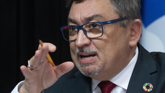 Le Dr Arruda en conférence de presse.