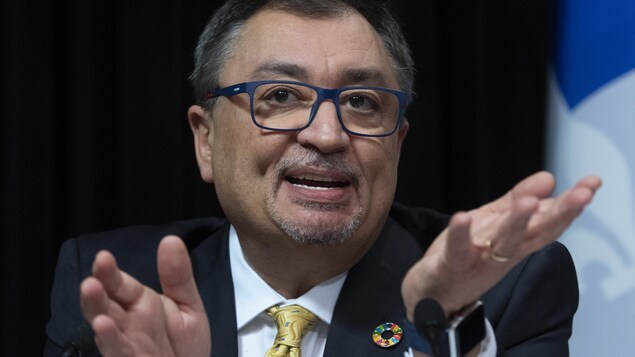 Le Dr Arruda en conférence de presse.