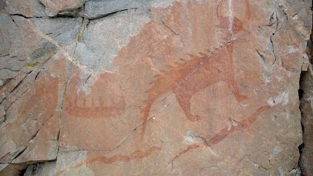 Peintures rupestres représentant un canoë et des êtes subaquatiques, Mishipeshu, ou le grand lynx, et des serpents. Agawa Bay, Ontario.