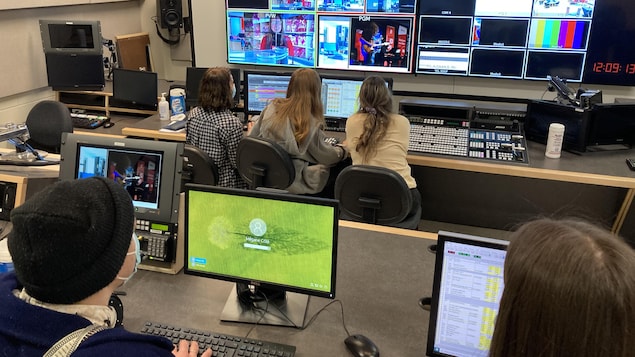Des étudiants d'ATM dans une régie de télé.