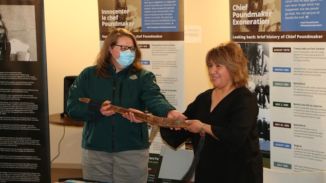 La tataranieta del jefe Poundmaker, Pauline Poundmaker, también conocida como la Mujer Oso Pardo, recibe un artefacto que perteneció al líder indígena de manos de un representante del Departamento de Parques de Canadá el 4 de mayo de 2022.
