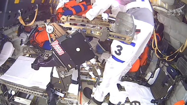 Les membres de l'équipage de la mission Artemis II de la NASA montent à bord du vaisseau spatial Orion.