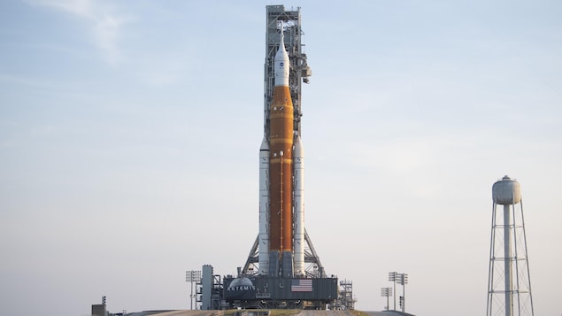 La fusée SLS avec à son extrémité le vaisseau Orion, sur le pas de tir.