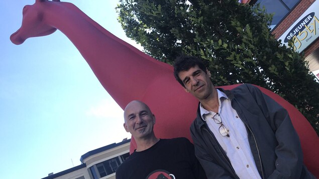 Les artistes de Granby Jean-Yves Rhéaume et Marco De Muri ont conçu la girafe rouge installée à la place Johnson. Les artistes de Granby Jean-Yves Rhéaume et Marco De Muri ont conçu la girafe rouge installée à la place Johnson.
