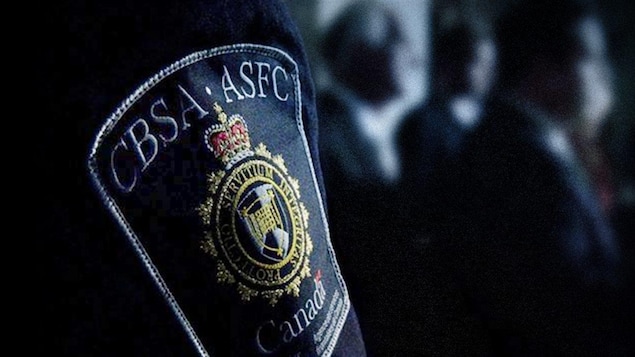Écusson de l'Agence des services frontaliers du Canada sur l'uniforme d'un agent.